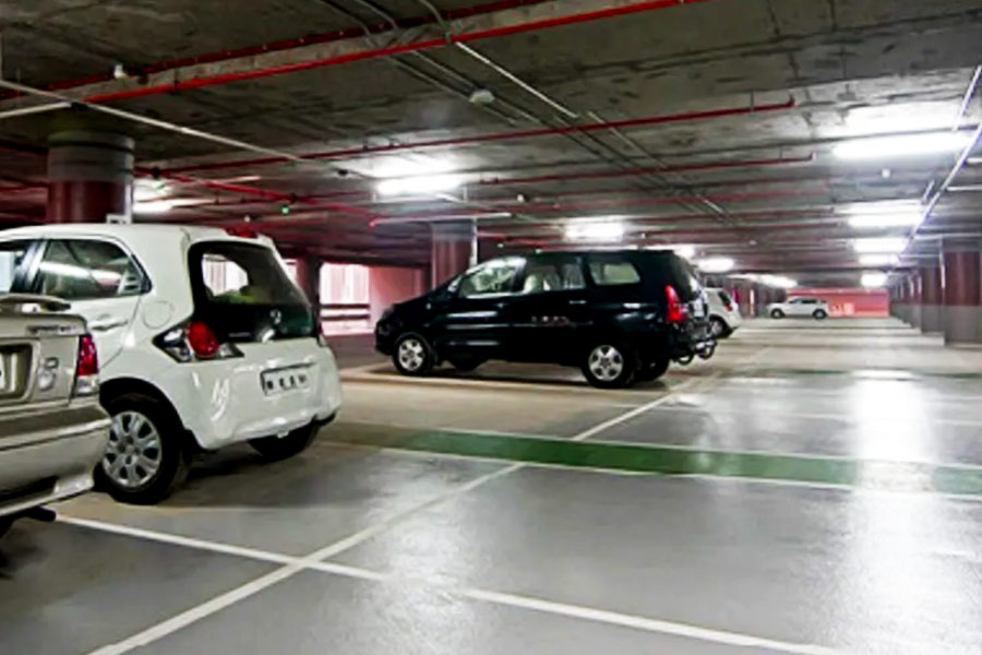 ৭ অক্টোবর সন্ধ্যায় বন্ধুর সঙ্গে নৈশভোজের পর অদ্ভুত ঘটনার সাক্ষী হয়েছিলেন এরিন। মা অ্যাগনেস ভ্যালেন্টিকে ফোন করে জানান, এ বার বিমানবন্দরের জন্য রওনা দেবেন। তবে ফোনে তাঁর সঙ্গে কথা বলতে বলতে পার্কিংয়ে ঢুকে দেখেন, তাঁর গাড়িটি গায়েব।