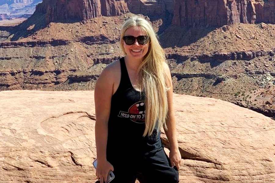 ভাড়া করা গাড়িটি খুঁজে না পাওয়ায় কিছুটা বিচলিত হয়ে ওঠেন এরিন। তাঁর মা জানিয়েছিলেন, সে সময় এরিন বিড়বিড় করে কথা বলছিলেন। কয়েক মিনিট পরেই ওই গা়ড়িটি দেখতে পান তিনি। তবে এ বার আরও অদ্ভুত কাণ্ড।