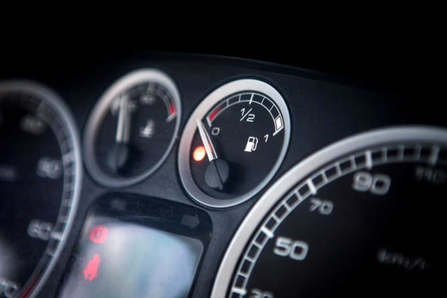 পার্ক করার মিনিট দশেক আগেই গাড়িটিতে জ্বালানি ভরেছিলেন। তবে গাড়িটি চালু করতে গিয়ে দেখেন, তাতে একবিন্দুও জ্বালানি নেই। ফলে সম্ভবত তাঁর বিমানবন্দরে যাওয়া হবে না।