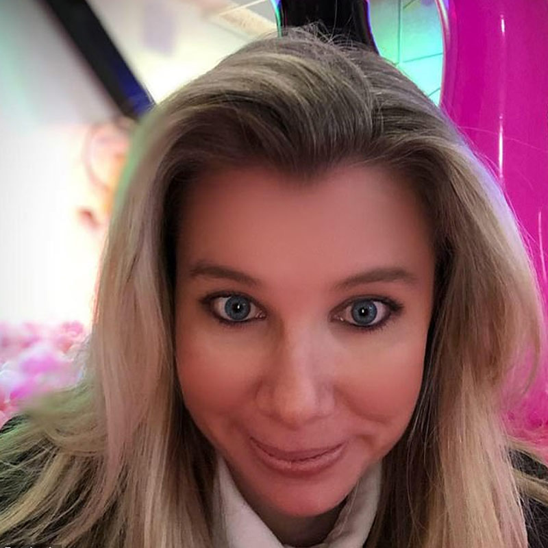 এরিনের কথাবার্তা কিছু একটা গন্ডগোল আঁচ করে তাঁর জামাইকে ফোন করেন অ্যাগনেস। এরিনের সঙ্গে ফোনে কথা বলার অনুরোধ জানান হ্যারিসনকে। পরের কয়েক ঘণ্টায় তাঁরা দু’জনেই এরিনে সঙ্গে ক্রমাগত ফোনে কথা বলেছিলেন।