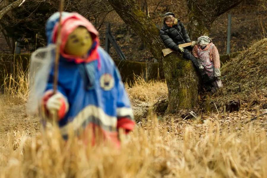 পুতুলে ভরা জাপানের এই গ্রামটির নামও অদ্ভুত। জাপানের ইয়া উপত্যকায় নাগোরো গ্রামের নাম দেওয়া হয়েছে স্কেয়ারক্রো গ্রাম। পুতুলগুলি কাকতাড়ুয়ার আকারে তৈরি করা হয়েছে বলেই গ্রামের এমন নাম।