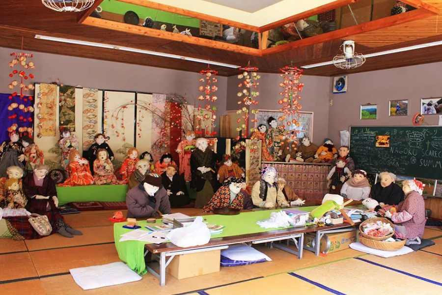 সুকিমিকে এই কাকতাড়ুয়াদের মা হিসাবে মানা হয়। প্রতি মাসের চতুর্থ বুধবার সুকিমি ওয়ার্কশপের আয়োজন করে থাকেন। সেরামিকের কাজ থেকে শুরু করে নিজের হাতে কাকতাড়ুয়া বানানো শেখান সুকিমি। কিন্তু ডিসেম্বর থেকে মার্চ মাস পর্যন্ত এই ওয়ার্কশপ বন্ধ থাকে।