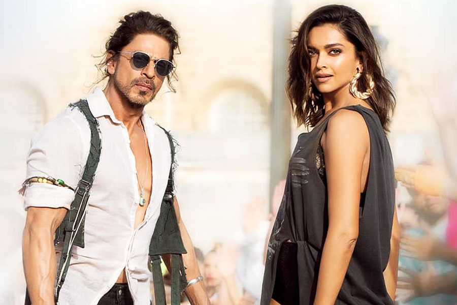 ‘পাঠান’ ছবির ট্রেলার মুক্তির পর চারিদিকে হইহট্টগোল। ৪ বছর পর শাহরুখ খান বড় পর্দায় আসছেন বলে সমাজমাধ্যমে শাহরুখ অনুরাগীদের উচ্ছ্বাসের বহিঃপ্রকাশের অন্ত ছিল না। কিন্তু ছবির একটি গান মুক্তি পেতেই সেই উচ্ছ্বাসের রংবদল হতে থাকে।