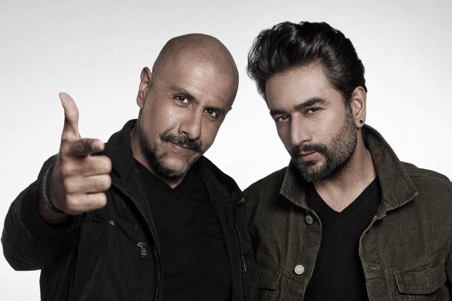 ‘বেশরম রং’ গানটির সঙ্গীত পরিচালনার দায়িত্বে ছিলেন বিশাল-শেখর। তবে, এই গানের কথা লিখেছেন কুমার।