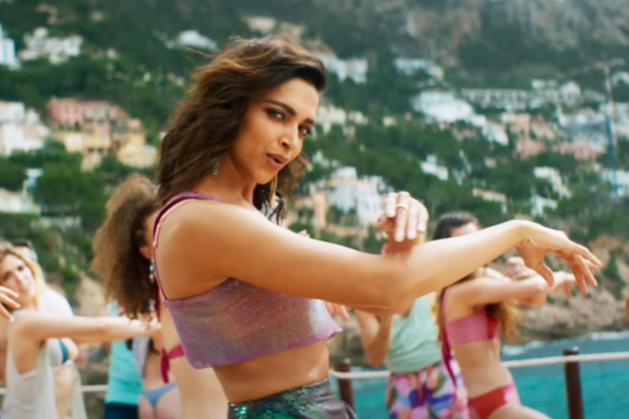 ‘বেশরম রং’ গানের প্রথম দু’কলি স্প্যানিশ ভাষায় গাওয়া। ছবির প্রয়োজনেই এই ভাষা গানটিতে ব্যবহার করা হয়েছে।