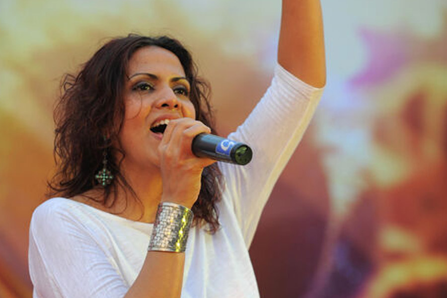 স্প্যানিশ ভাষায় গানের ওইটুকু অংশ গেয়েছেন ক্যারালিসা মন্তেয়িরো।