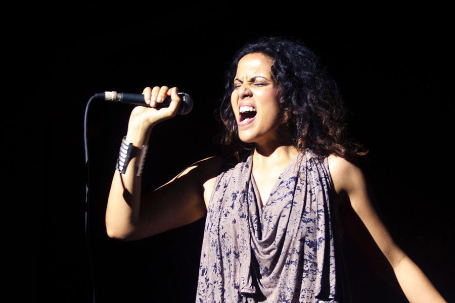 তার পর ‘ওম শান্তি ওম’, ‘নিউ ইয়র্ক’, ‘ব্রেক কে বাদ’, ‘আনজানা আনজানি’ ছবিতে গান গেয়েছেন ক্যারালিসা। ‘বেফিকরে’ ছবির একটি গানে ফরাসি ভাষায় সামান্য অংশ গেয়েছিলেন তিনি।