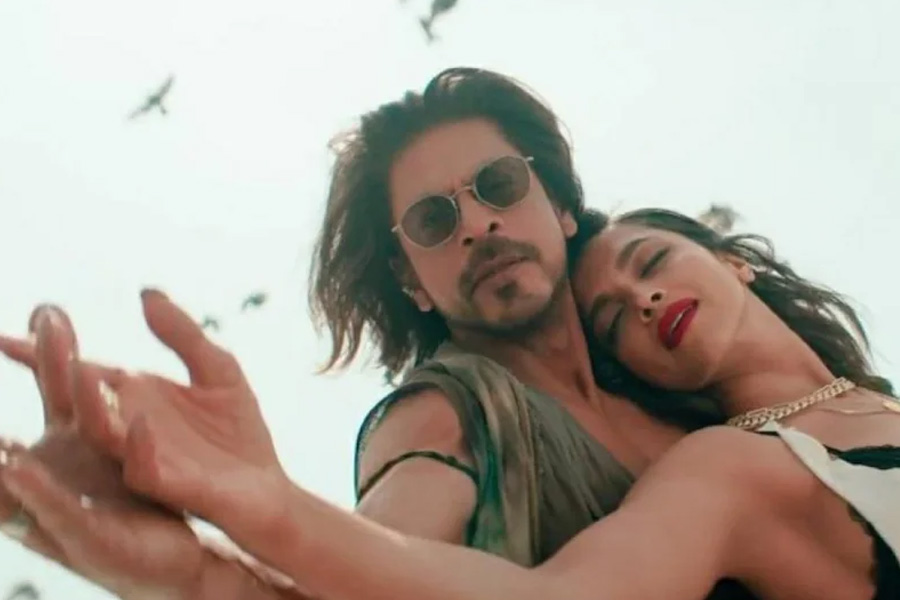 ‘পাঠান’ ছবির আরও একটি সুপারহিট গান ‘ঝুমে জো পাঠান’। সিনেমার শেষ দৃশ্যে এই গানের ব্যবহার বেশ মনোরঞ্জক।