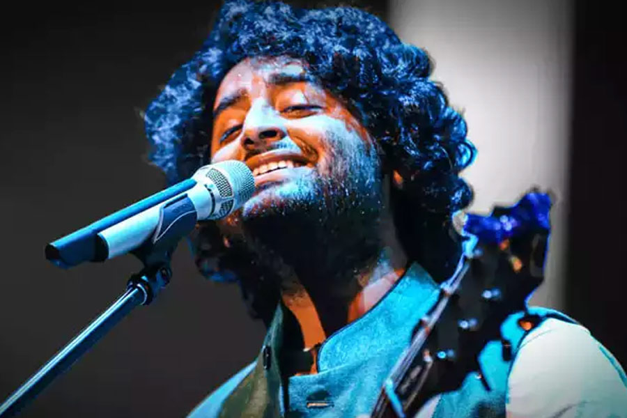 তবে, যাঁর কথা না বললেই নয়, তিনি হলেন ‘ঝুমে জো পাঠান’ গানের মূল গায়ক অরিজিৎ সিংহ।