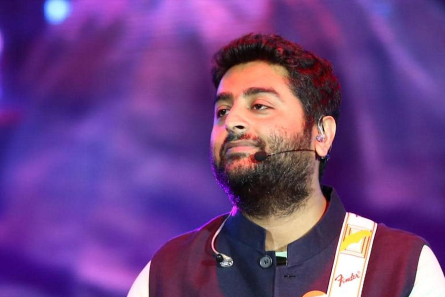 ‘ব্রহ্মাস্ত্র’ ছবির দ্বিতীয় পর্বে ‘ডান্স কা ভূত’ গানটির পর আবার একটি জাঁকজমকপূর্ণ গান নিয়ে ‘পাঠান’ ছবিতে ফিরেছেন অরিজিৎ। এই গানটিও ‘বেশরম রং’-এর মতোই শ্রোতাদের মনে জায়গা করে নিয়েছে।