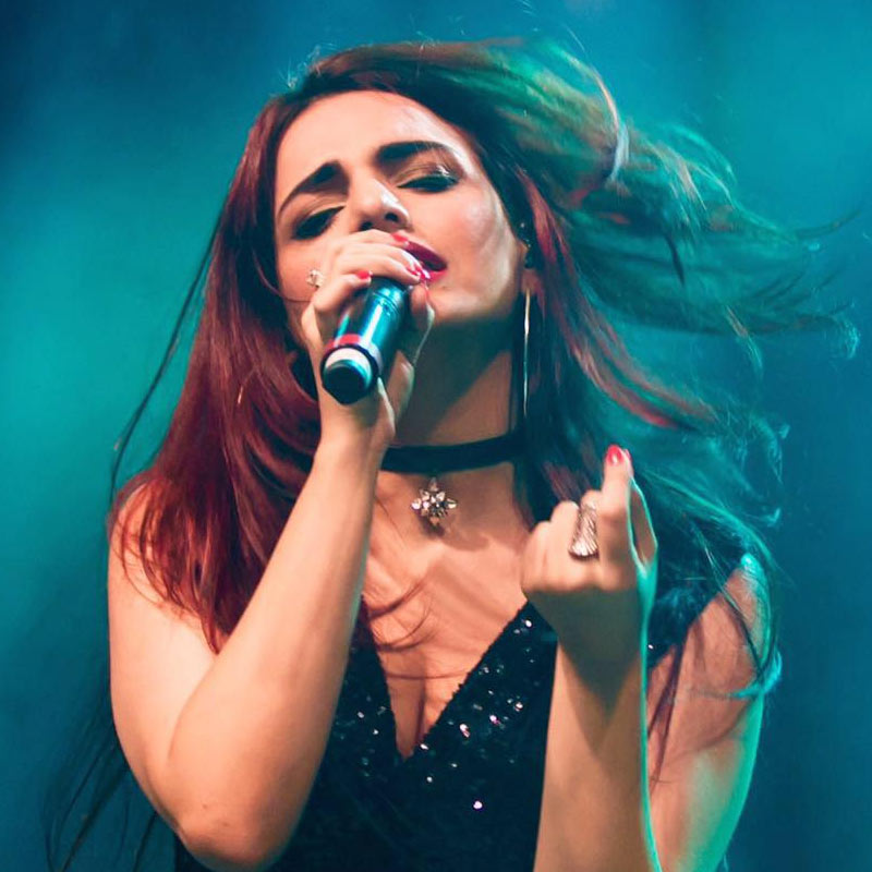 এই গানে সুকৃতী কক্করের সঙ্গে গলা মেলাতেও দেখা গিয়েছে বিশাল-শেখরকে।