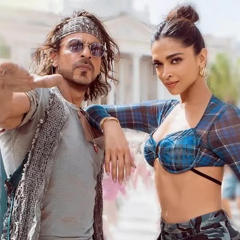 ‘ঝুমে জো পাঠান’ গানটির কথা লিখেছেন কুমার এবং সঙ্গীত পরিচালনার দায়িত্বে ছিলেন বিশাল-শেখর।