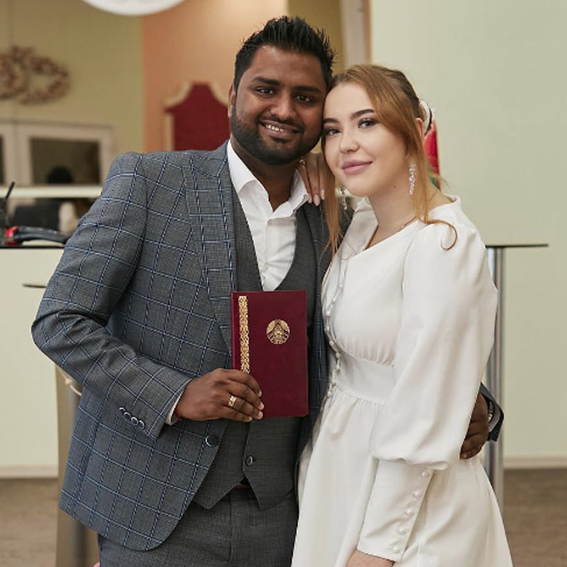 Picture of youtuber Mithilesh and his wife lisa 