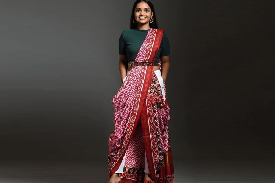 হালের ফ্যাশনে জিন্সের সঙ্গেও শাড়ি পরার চল বেড়েছে।