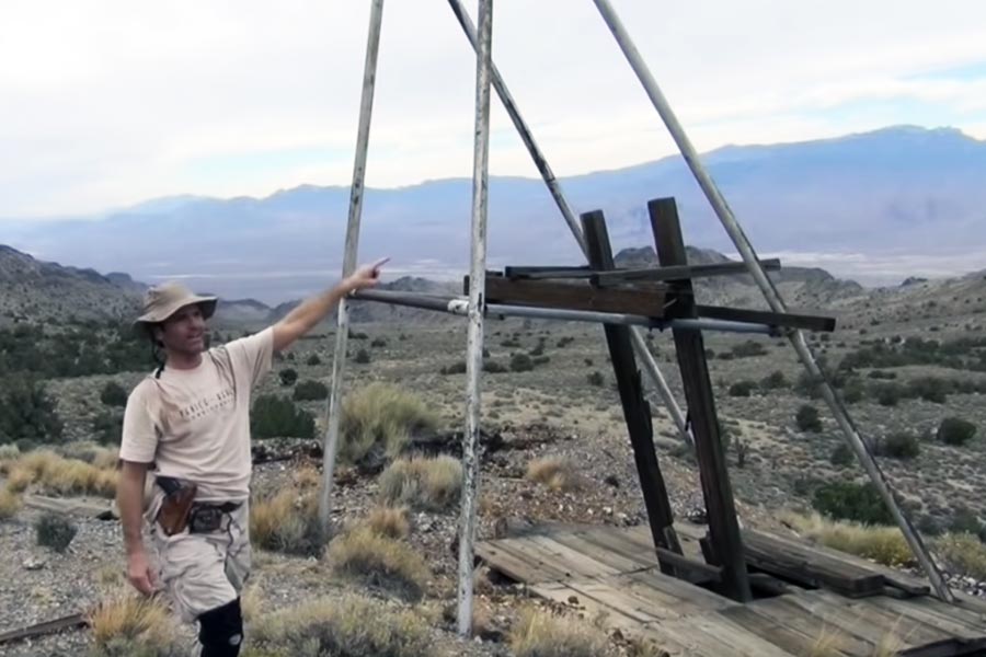 হেঁটে হেঁটে নানা অজানা পাহাড়পর্বত, ‘ভূতুড়ে শহর’ খোঁজাই ছিল তাঁর কাছে নেশার মতো। রোমাঞ্চসন্ধানী কেনির দাবি ছিল, একা একাই সে সব দেখতে ঘরের বাইরে পা রাখতেন। তাতে বহু বিপদের মুখোমুখি হলেও ঠিক ঘরে ফিরে এসেছিলেন। তবে ২০১৪ সালের ১০ নভেম্বর মোহাভি মরুভূমিতে তৃতীয় বারের জন্য ‘এম কেভ’ দেখতে বেরিয়ে আর ফিরে আসেননি তিনি।