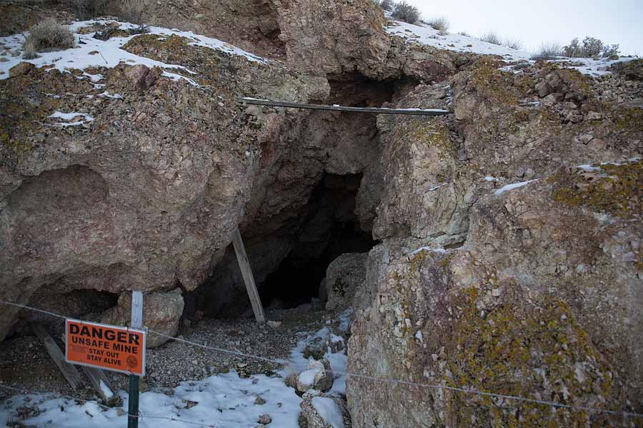 কেনির দাবি ছিল, প্রথম বার ওই গুহার সামনে দাঁড়াতেই তাঁর শরীরে তীব্র কাঁপুনি শুরু হয়েছিল। গুহার প্রবেশপথের সামনে যতই এগোন, সেই কাঁপুনি তীব্রতর হতে থাকে। কেন এমন হচ্ছে? তার রহস্যভেদ করতে পারেননি কেনি। ঘরে ফিরে ইউটিউবে ওই গুহার একটি ভিডিয়ো পোস্ট করেছিলেন। তার পরেই আরও আশ্চর্যজনক ঘটনা!