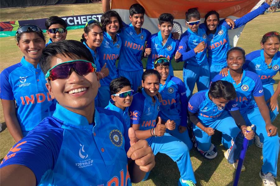 indian u19 cricket team taking selfie