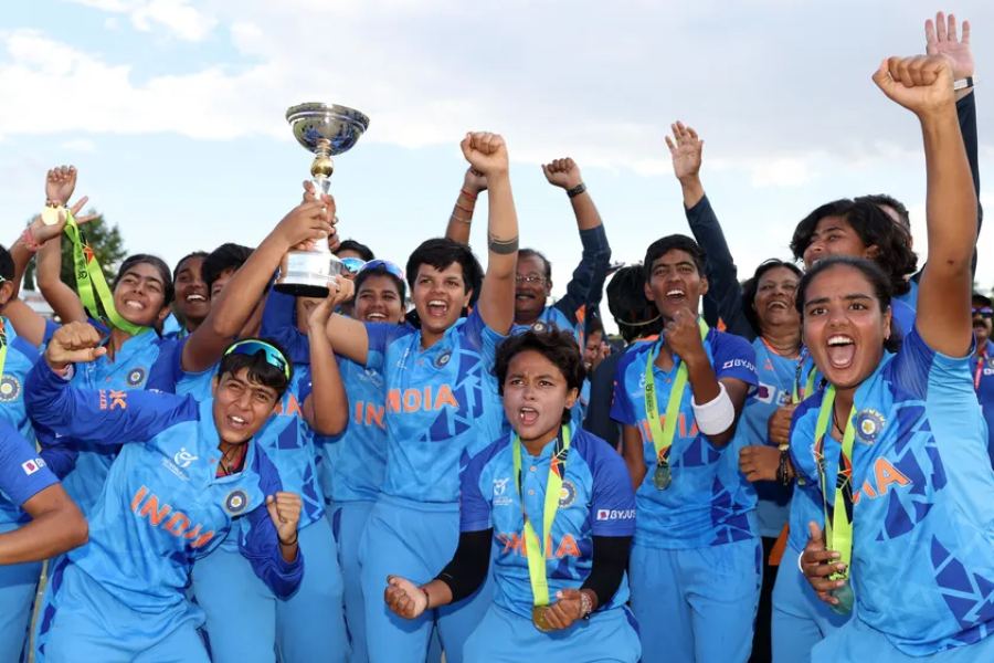 indian 19 women\'s team with world cup