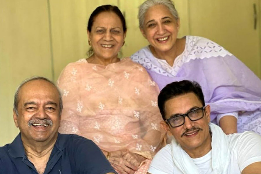 মুম্বইয়ে ফিরে এসে প্রযোজনার সঙ্গে যুক্ত হন নিখাত। তার পাশাপাশি কস্টিউম ডিজ়াইনার বা পোশাকশিল্পী হিসাবেও কাজ করেন তিনি।