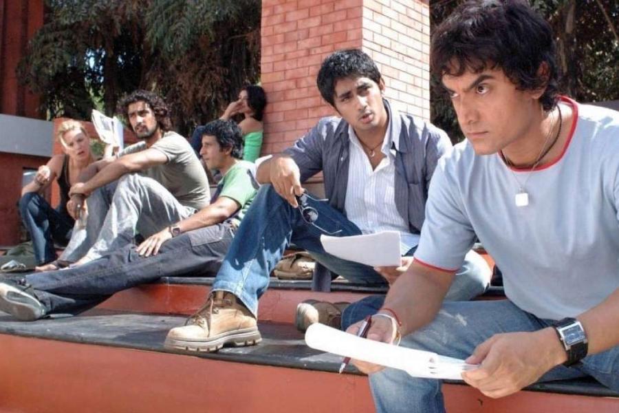 আমির খান, আর মাধবন, সোহা আলি খান, সিদ্ধার্থ নারায়ণ, অতুল কুলকার্নি, কুণাল কপূর, শরমন যোশী এবং ওয়াহিদা রহমানের মতো বলিপাড়ার বিখ্যাত তারকা ‘রং দে বসন্তী’ ছবিতে দুর্দান্ত অভিনয় করে দর্শকের কাছে প্রশংসা কুড়িয়েছিলেন।