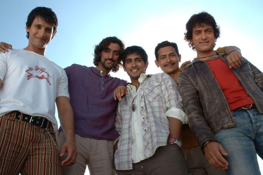 এক সাক্ষাৎকারে রাকেশ বলেছিলেন, ‘‘এই ছবির শুটিং করতে গিয়ে আমাদের পুরো দলকে কম প্রতিকূলতার মধ্যে দিয়ে যেতে হয়নি। ছবির জন্য এক ছাতার তলায় বহু তারকাকে নিয়ে আসার প্রয়োজন ছিল। সকল তারকাকে টানা ৯ মাসের জন্য সময় দিতে হত। তাই অভিনেতাদের খুঁজতে অসুবিধা হচ্ছিল।’’