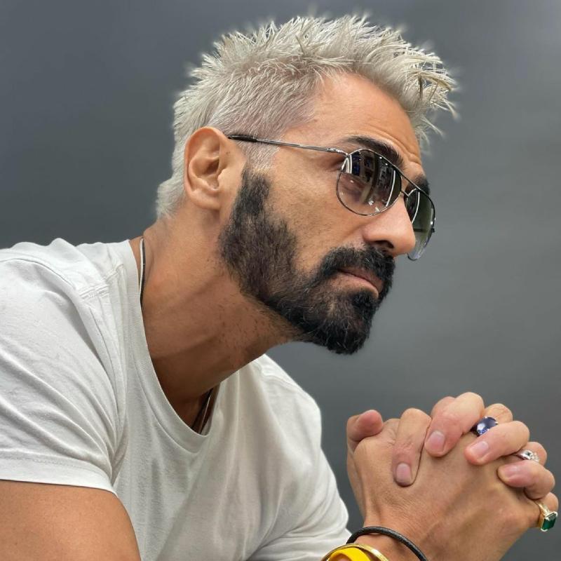 পরিচালক রাকেশ জানিয়েছিলেন, কর্ণ সিংঘানিয়ার চরিত্রের জন্য প্রথমে অর্জুন রামপালকে পছন্দ করেছিলেন তিনি।