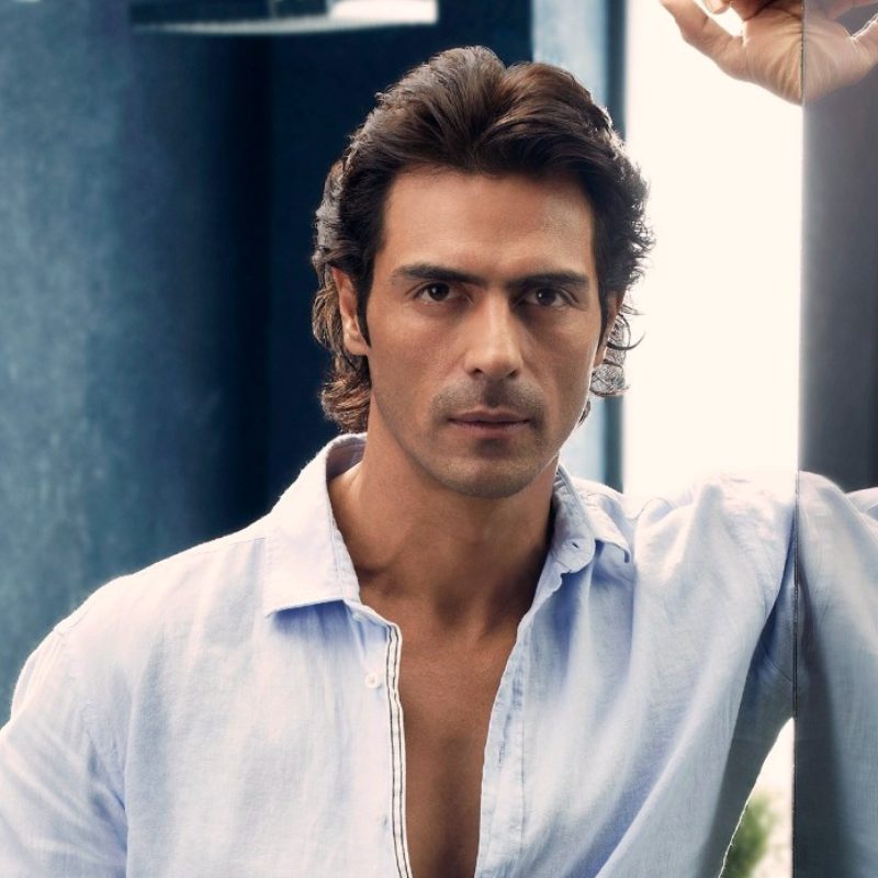 কিন্তু কর্ণের চরিত্রায়ণের উপর আরও কাজ করার পর পরিচালক বুঝতে পারেন যে, অর্জুন এই চরিত্রে অভিনয় করলে মানাবে না।