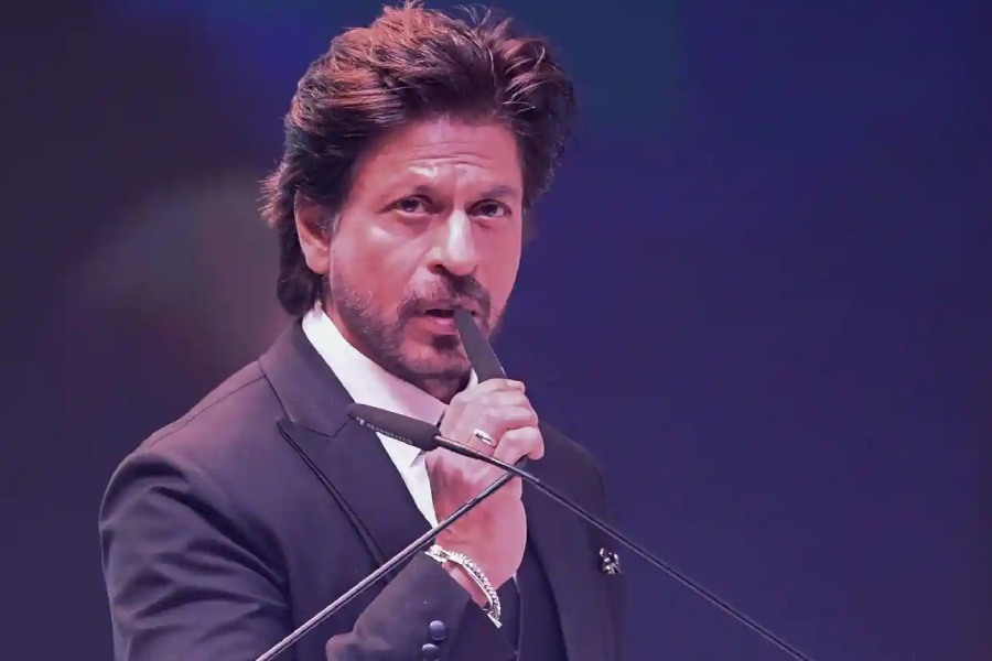 রাকেশ আরও বলেন, ‘‘কিন্তু শাহরুখকে বেশি প্রশ্ন করা যায় না। ওর সঙ্গে আমার একটি স্বাস্থ্যকর সম্পর্ক রয়েছে। সময়ের জন্য যে ও এই ছবিতে কাজ করতে পারবে না, তা আমায় জানিয়ে দিয়েছিল।’’