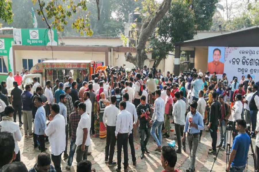 People has gathered to pay tribute to the dead Health Minister Naba Kishore Das.