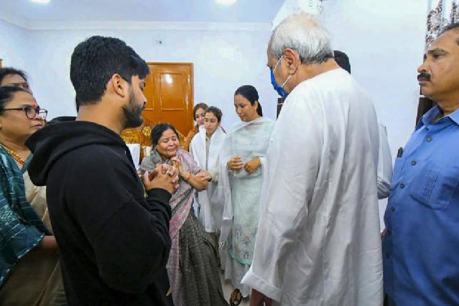Odisha Chief Minister Naveen Patnaik with the family of dead Health Minister Naba Kishore Das.