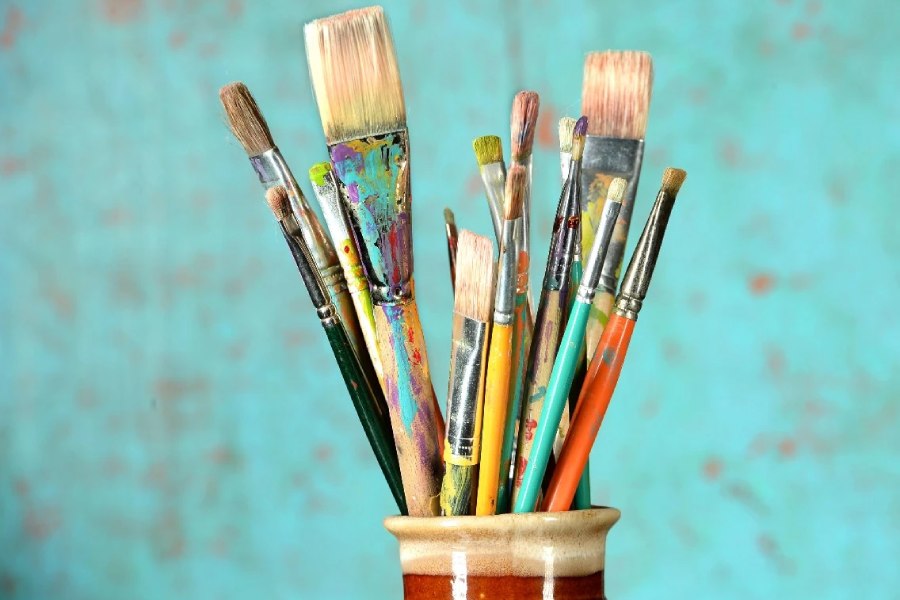 এক নগ্ন বৃদ্ধকে টুলের উপর বসে থাকার দৃশ্য রংতুলিতে ধরা হয়েছে এই ছবিতে।