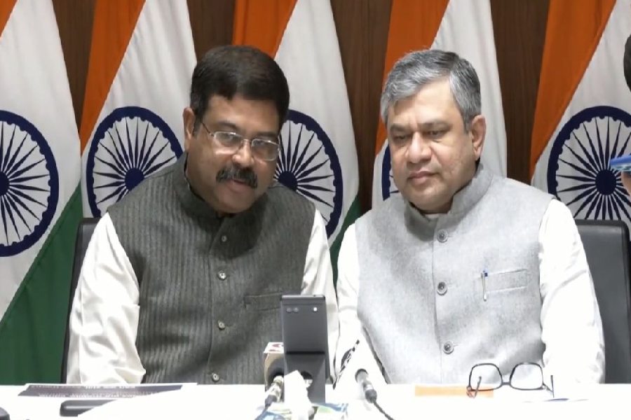 BharOS Operating System was launched by Dharmendra Pradhan and Ashwini Vaishnaw.