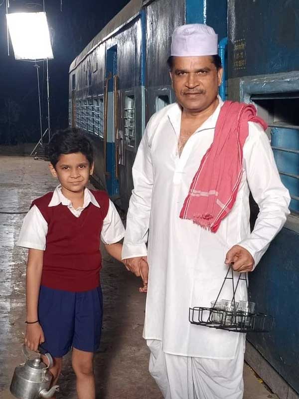 Photograph from the set of 'Ek Naya Savera'.