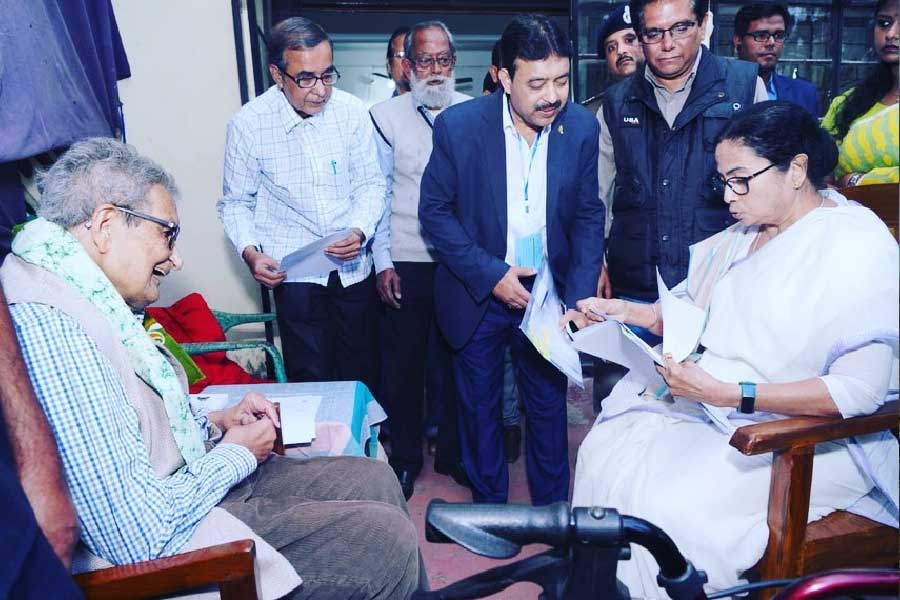 A photograph of Mamata Banerjee and Amartya Sen