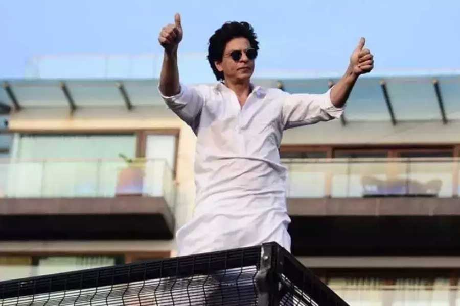 Photograph of Shah Rukh Khan from the balcony in Mannat.