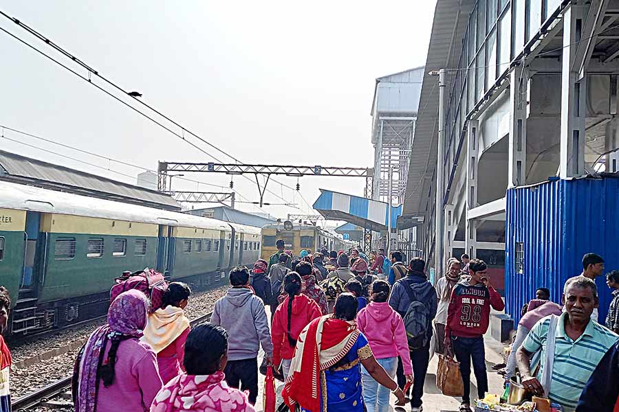 Passengers at Bardhaman Junction