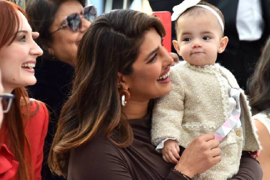 Picture Of Priyanka Chopra And her daughter