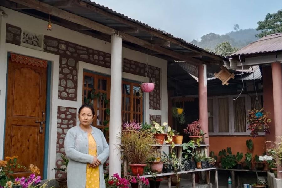 নিজের তৈরি অতিথিশালা (হোমস্টে)-র সামনে পবিত্রা। 