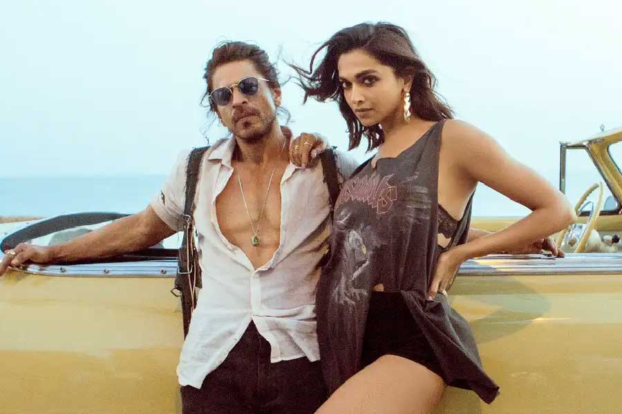 Pathaan movie scene Shah Rukh Khan and Deepika Padukone