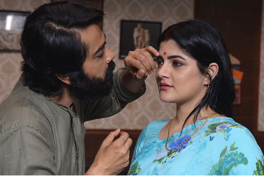 ছবিতে প্রসেনজিৎ ও শ্রাবন্তী