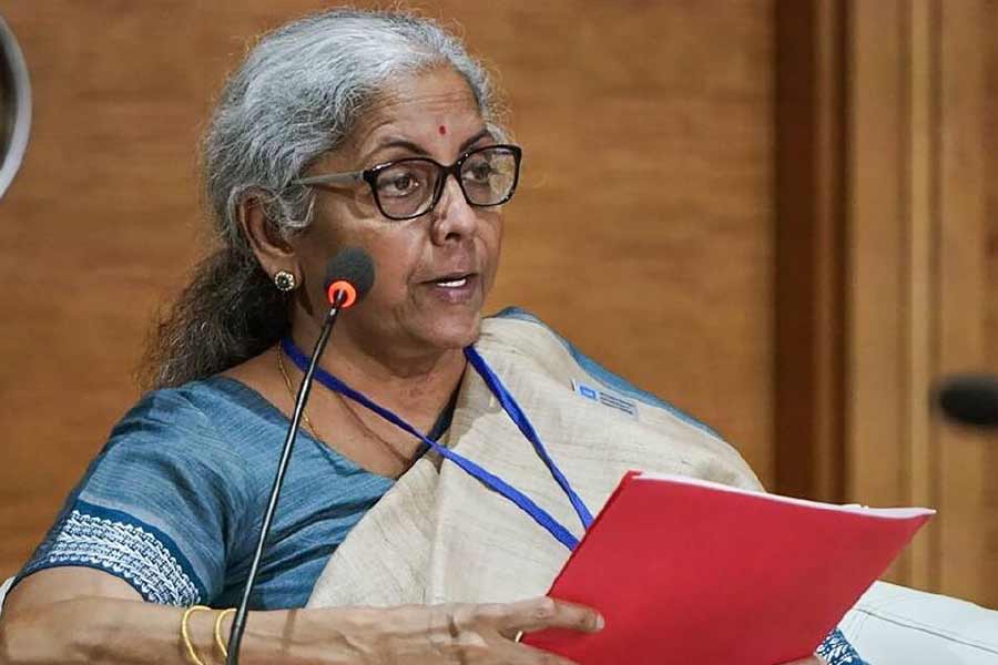 ১ ফেব্রুয়ারি সংসদে বাজেট পেশ করবেন কেন্দ্রীয় অর্থমন্ত্রী নির্মলা সীতারমন। মঙ্গলবার আর্থিক সমীক্ষার রিপোর্ট সংসদে জমা পড়েছে। এই রিপোর্টে দেশের এক বছরের অর্থনীতির হালহকিকতের গাণিতিক পরিসংখ্যান তুলে ধরা হবে।