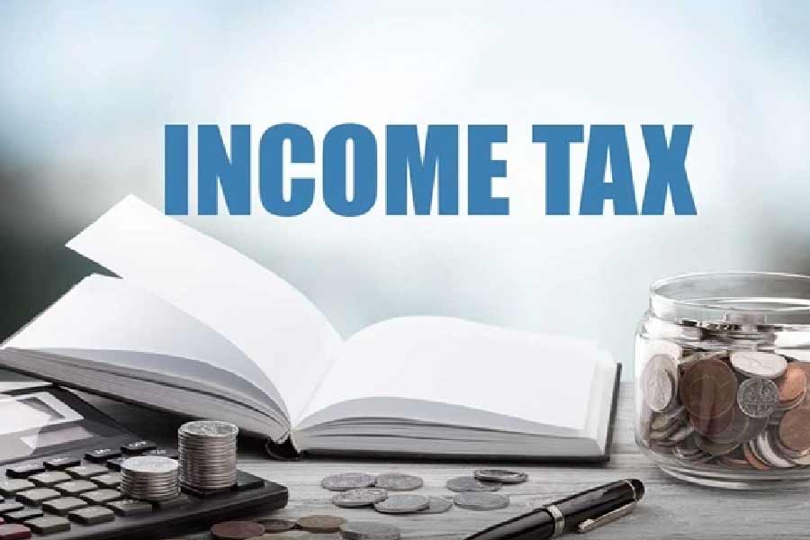 অর্থনীতিবিদদের মতে, আয়করের হারে সামান্য পরিবর্তন করতে পারেন নির্মলা। দেশের মধ্যবিত্ত শ্রেণি এবং দরিদ্রদের হাতে নগদের পরিমাণ বাড়াতে এই সিদ্ধান্ত নিতে পারেন অর্থমন্ত্রী।