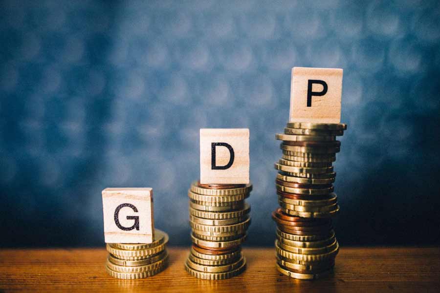 ব্লুমবার্গের একটি সমীক্ষা পর্যবেক্ষণ করে অর্থনীতিবিদেরা জানিয়েছেন, এই বছর রাজস্ব ঘাটতি মোট জাতীয় উৎপাদনের ৬.৪ শতাংশ থেকে কমে ৫.৯ শতাংশে আসতে পারে।