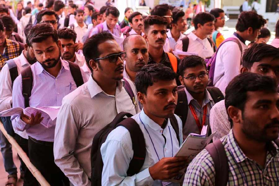 গত ১৬ মাসের মধ্যে ভারতে বেকারত্ব বেড়ে ৮.৩ শতাংশে এসে দাঁড়িয়েছে। ফলে এ বারে বাজেটে গ্রামীণ এলাকায় চাকরির সুবিধার দিকে নজর দেওয়া হতে পারে বলে আশা করা যায়।