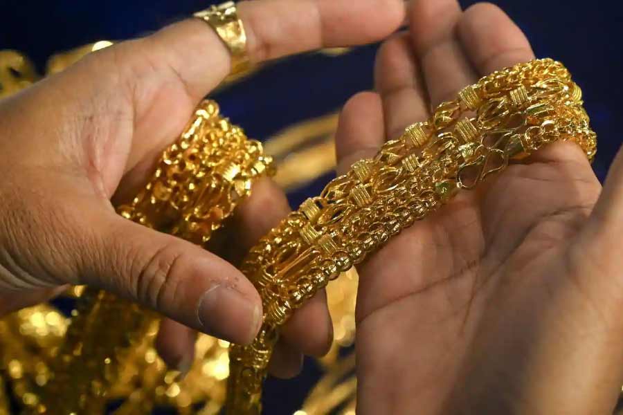 সোনার কালোবাজারি রুখতে আমদানি শুল্কের উপর ছাড়ের আশা করা হচ্ছে।