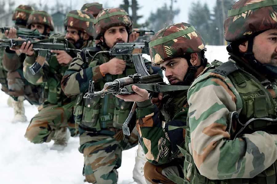 চিন-ভারত সীমান্তে সৃষ্ট উত্তেজনার দিকে নজর রেখে এই অর্থবর্ষে প্রতিরক্ষা বাজেটের পরিমাণ বাড়ানোর আশা রাখা হচ্ছে।