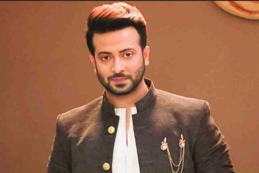 A fan grabbed Shakib Khan from the back in Abroad