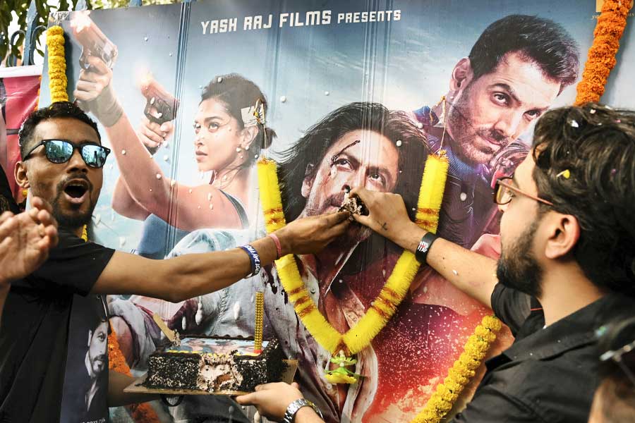 কঙ্গনার মতে, যাঁরা ‘পাঠান’ ছবির টিকিট কিনছেন এবং এই ছবিকে এত ভাল বলছেন, তাঁদের ৮০ শতাংশ হিন্দু সম্প্রদায়ের অন্তর্ভুক্ত। তবে ছবির নাম ‘পাঠান’ দেওয়া হয়েছে কেন, তা নিয়ে প্রশ্ন তুলেছেন অভিনেত্রী। কঙ্গনার দাবি, এই ছবির নাম ‘ইন্ডিয়ান পাঠান’ দেওয়া উচিত ছিল।