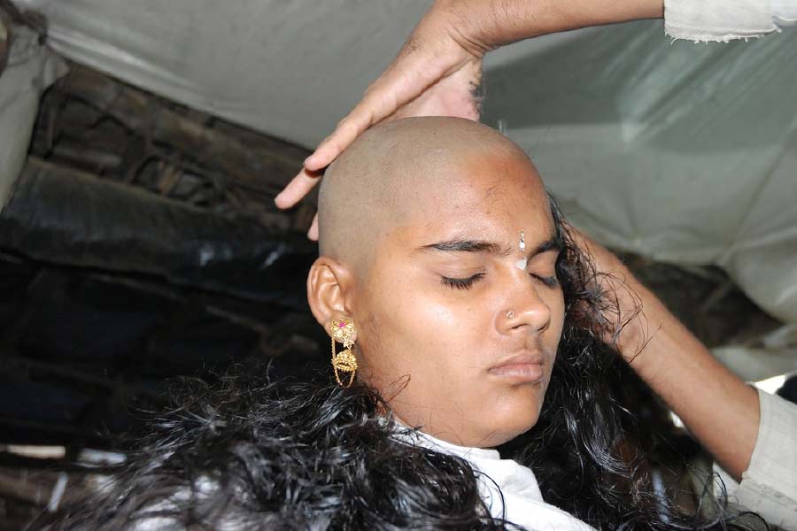 image of shaving head in Tirupati temple