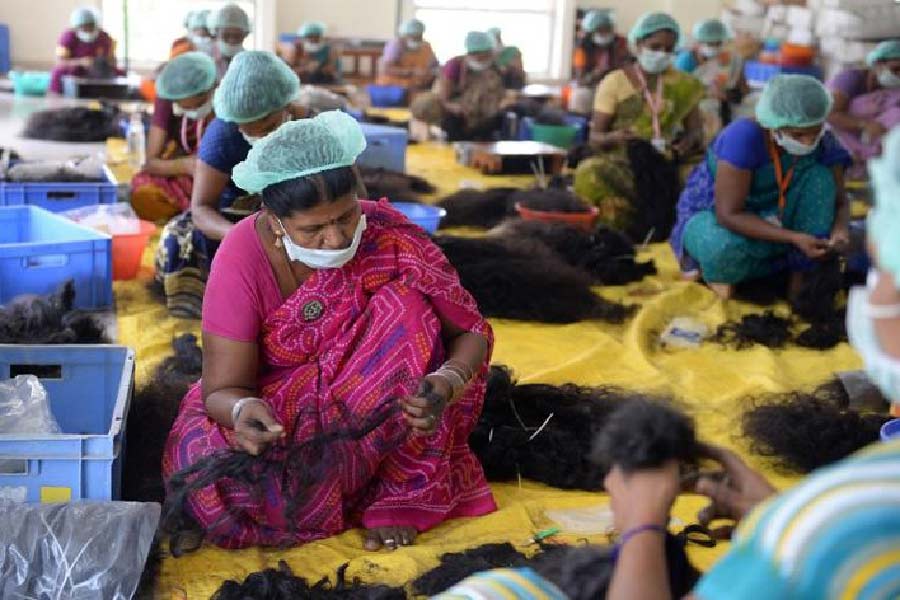 image of processing hair cut in Tirupati temple